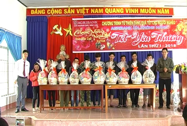 Ngân hàng nông nghiệp và phát triển nông thôn (AgriBank) Krông Năng trao quà tết